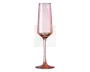Høj, slank glas med fløjteformet skål og lang stilk, der har en diskret lyserød nuance over hele glasset. Skålen har lodrette riller, som giver struktur og et elegant udtryk, og foden er bred og stabil. Glasset har et moderne, stilfuldt design, der egner sig til servering af mousserende drikke.
