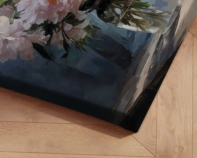 Nærbillede af et lærredsprint med et detaljeret maleri af hvide og lyserøde blomster i en glasvase. Lærredet har en kant, der er foldet om rammen, hvilket giver et moderne og færdigt udtryk. Farverne er levende med synlige penselstrøg og tekstur, og printet ligger på et lyst trægulv.