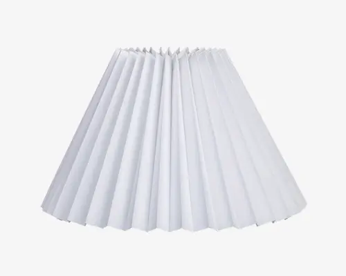 Hvid lampeskærm med plisseret design, der har jævnt fordelte lodrette folder, som giver et tekstureret og elegant udseende. Skærmen er konisk, bredere i bunden og smallere i toppen, hvilket giver en blød og diffus lysspredning. Fremstillet af let materiale, og den har et rent og moderne look, der passer til forskellige indretningsstile.