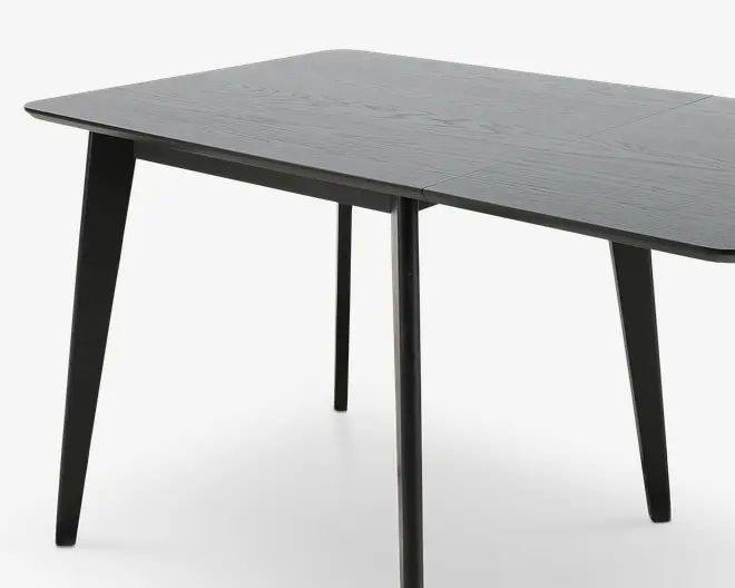 Rektangulært mørkegråt bord med træstruktur og sorte, slanke ben, vist i vinkel på en gennemsigtig baggrund.
