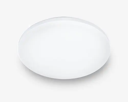 Rund, flad, hvid genstand med en glat overflade og let hævet kant. Designet er minimalistisk og moderne med en ren, blank finish. Kanten er diskret og giver en blid hældning fra midten ud mod kanten.