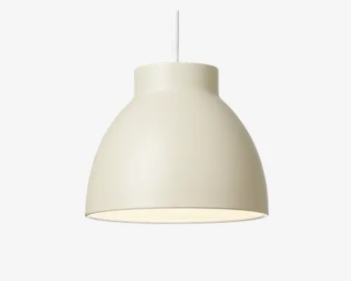 Loftlampe med en glat, mat beige overflade og en enkel, rund kuppelformet skærm. Lampen har et rent, minimalistisk design med en bred åbning i bunden, der giver et fokuseret nedadgående lys. Toppen har en kort cylindrisk sektion, hvor ledningen er fastgjort, hvilket giver et moderne og alsidigt udtryk, der passer til mange forskellige indretninger.
