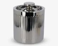 En cylindrisk beholder i poleret rustfrit stål med tilhørende låg. Ydersiden har lodrette, jævnt fordelte riller, der giver et tekstureret udseende. Låget har et rundt, fladt håndtag, som gør det nemt at løfte. Det samlede design er moderne og reflekterende, hvilket giver et stilrent og elegant udtryk.