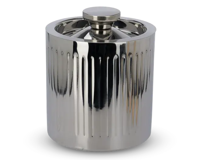En cylindrisk beholder i poleret rustfrit stål med tilhørende låg. Ydersiden har lodrette, jævnt fordelte riller, der giver et tekstureret udseende. Låget har et rundt, fladt håndtag, som gør det nemt at løfte. Det samlede design er moderne og reflekterende, hvilket giver et stilrent og elegant udtryk.