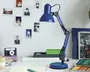 En blå justerbar skrivebordslampe med rund fod og klassisk konisk lampeskærm. Lampen har to ledede arme forbundet med sorte metalhængsler, hvilket giver fleksibel placering. Lampen har en glat, blank overflade og et robust design, velegnet til arbejdsbelysning på et skrivebord eller arbejdsområde.