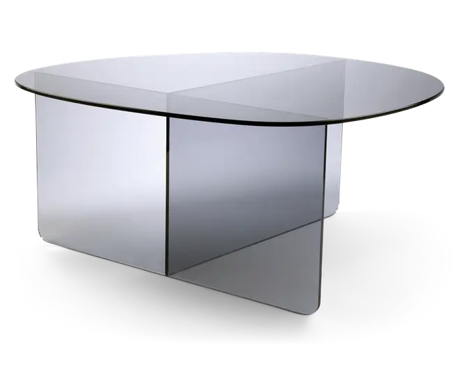Moderne glasbord med en klar, oval bordplade og krydsende lodrette glasplader som base. Basen består af glasplader arrangeret i et kryds, hvilket giver stabilitet og et stilrent, minimalistisk udtryk. Det gennemsigtige design lader lyset passere igennem og giver bordet et let og moderne look.