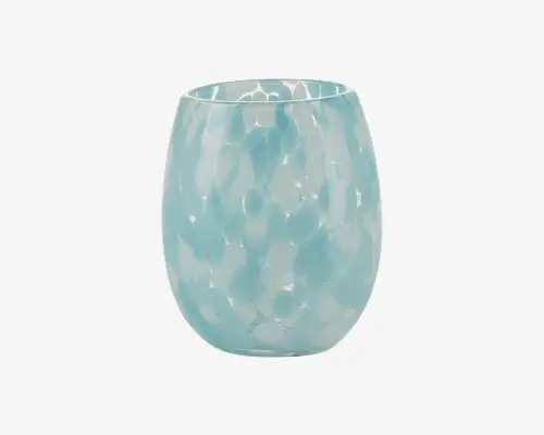 Rundt drikkeglas med glat overflade, lyseblå farve og et plettet mønster af hvide og blå nuancer. Glasset har et moderne, stilk-løst design og en let indsnævret kant, der gør det behageligt at drikke af.