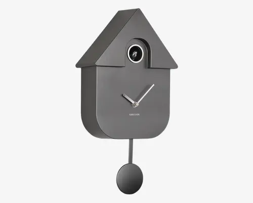 Moderne vægur med mat sort finish, formet som et hus med trekantet tag. Uret har minimalistiske hvide time- og minutvisere, et lille rundt vindue øverst til gøgemekanismen samt en sort pendul, der hænger nedenunder. Urskiven er glat med diskret branding, og det samlede design er stilrent og moderne.