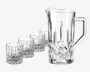Et sæt bestående af en høj, klar glaskande med solidt håndtag og hældetud, samt fire matchende lave glas. Alle dele har et klassisk slebet mønster med indgraverede diamant- og lodrette detaljer, hvilket giver et elegant og funklende udtryk.