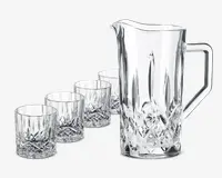 Et sæt bestående af en høj, klar glaskande med solidt håndtag og hældetud, samt fire matchende lave glas. Alle dele har et klassisk slebet mønster med indgraverede diamant- og lodrette detaljer, hvilket giver et elegant og funklende udtryk.