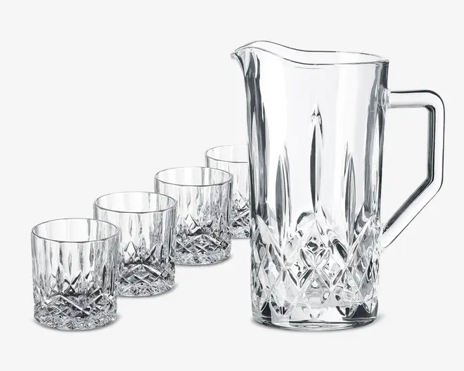 Et sæt bestående af en høj, klar glaskande med solidt håndtag og hældetud, samt fire matchende lave glas. Alle dele har et klassisk slebet mønster med indgraverede diamant- og lodrette detaljer, hvilket giver et elegant og funklende udtryk.