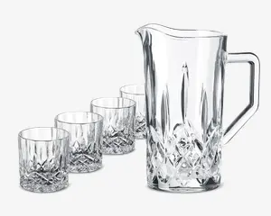 Et sæt bestående af en høj, klar glaskande med solidt håndtag og hældetud, samt fire matchende lave glas. Alle dele har et klassisk slebet mønster med indgraverede diamant- og lodrette detaljer, hvilket giver et elegant og funklende udtryk.