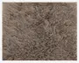 Nærbillede af et blødt, krøllet tekstil i en taupe- eller lysebrun farve. Materialet fremstår fyldigt og tæt, med tætte, snoede fibre, der giver det et luftigt og hyggeligt udtryk, velegnet til varme og komfort.