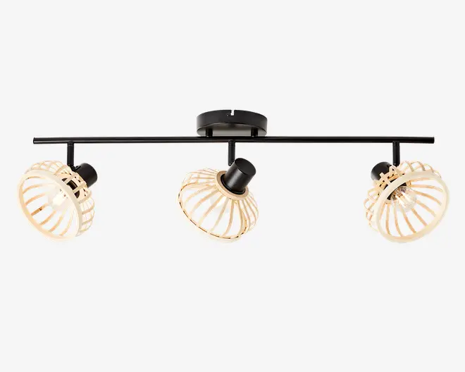 Loftmonteret armatur med tre justerbare spotlys på en vandret sort metalstang. Hver spot har en dekorativ, åben lampeskærm lavet af lyst træ, hvilket gør pærerne synlige og giver et varmt, naturligt udtryk. Spotlysene kan vinkles individuelt for målrettet belysning.
