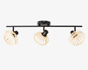 Loftmonteret armatur med tre justerbare spotlys på en vandret sort metalstang. Hver spot har en dekorativ, åben lampeskærm lavet af lyst træ, hvilket gør pærerne synlige og giver et varmt, naturligt udtryk. Spotlysene kan vinkles individuelt for målrettet belysning.