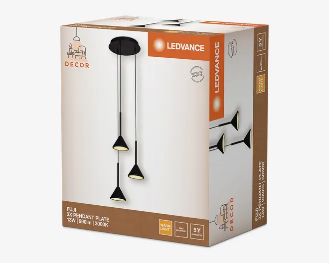 Produktets emballage viser en moderne pendellampe med tre kegleformede lamper, der hænger i forskellige længder fra en rund loftsplade. Lamperne har en mat sort finish og udsender et varmt hvidt lys. Kassen fremhæver egenskaber som 13W strømforbrug, 990 lumen lysstyrke, 3000K farvetemperatur for varmt lys og 5 års garanti. Designet er stilrent og passer til moderne indretning.