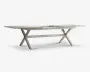Rektangulært bord med lysegrå finish, slidsede bordplader og solide X-formede ben i hver ende. Bordet har en midterste udtræksplade, så det kan forlænges og give plads til flere personer. En vandret støttebjælke forbinder benene for ekstra stabilitet.