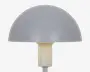 En lampe med et minimalistisk, moderne design med en glat, mat lysegrå kuppelformet skærm og en cylindrisk, offwhite fod. Lampen har rene linjer og en enkel silhuet, der passer til moderne indretning.