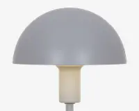 En lampe med et minimalistisk, moderne design med en glat, mat lysegrå kuppelformet skærm og en cylindrisk, offwhite fod. Lampen har rene linjer og en enkel silhuet, der passer til moderne indretning.