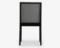 Billedet viser bagsiden af en stol med en rektangulær ramme. Stolen har en sort træstruktur og et ryglæn betrukket med et gråt, tekstureret stof. Benene er lige, og designet er moderne og minimalistisk.