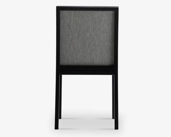 Billedet viser bagsiden af en stol med en rektangulær ramme. Stolen har en sort træstruktur og et ryglæn betrukket med et gråt, tekstureret stof. Benene er lige, og designet er moderne og minimalistisk.