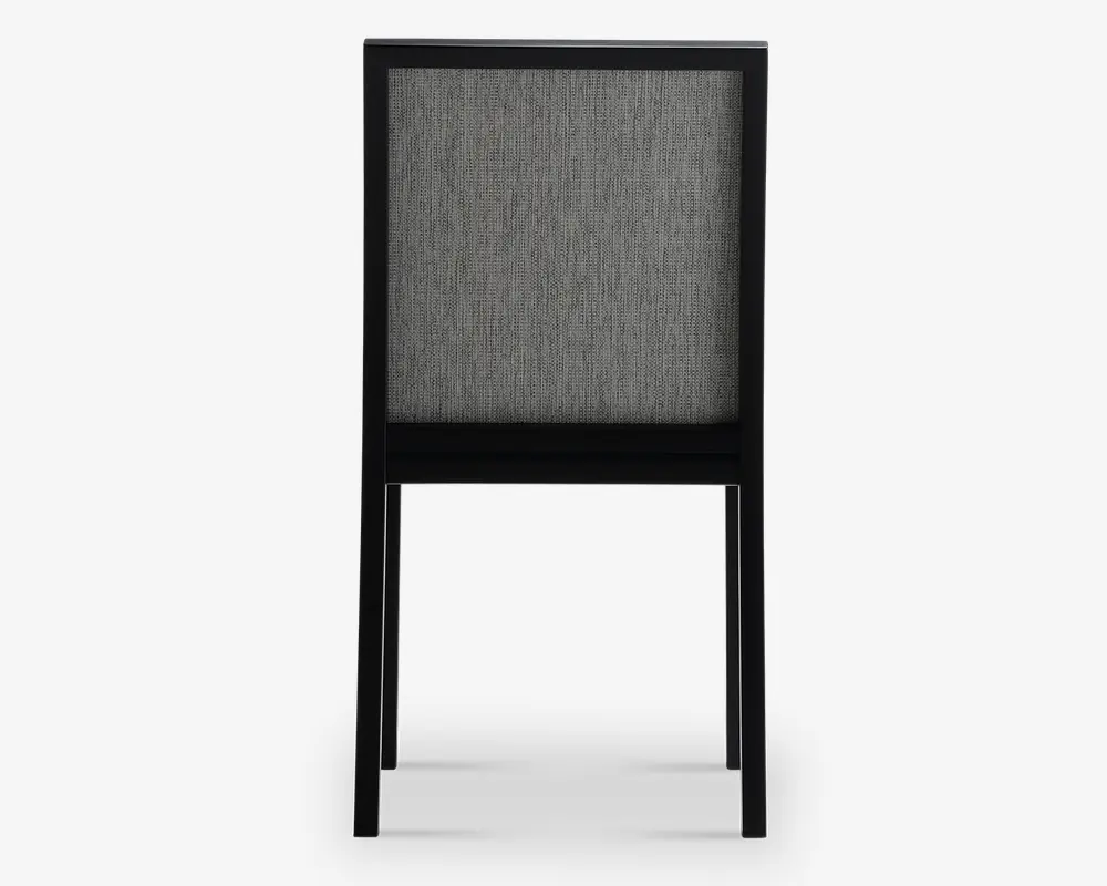 Billedet viser bagsiden af en stol med en rektangulær ramme. Stolen har en sort træstruktur og et ryglæn betrukket med et gråt, tekstureret stof. Benene er lige, og designet er moderne og minimalistisk.