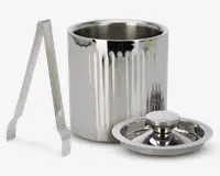 En blankpoleret beholder i rustfrit stål med dobbeltvægget isolering og lodrette striber på ydersiden. Sættet inkluderer et matchende låg med et rundt, letgreb håndtag samt en tang i metal med takkede ender for sikkert greb. Indersiden er glat og sømløs, velegnet til opbevaring af is eller andre kolde varer.