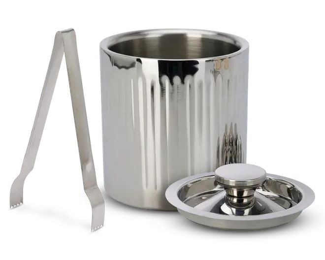 En blankpoleret beholder i rustfrit stål med dobbeltvægget isolering og lodrette striber på ydersiden. Sættet inkluderer et matchende låg med et rundt, letgreb håndtag samt en tang i metal med takkede ender for sikkert greb. Indersiden er glat og sømløs, velegnet til opbevaring af is eller andre kolde varer.