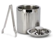 En blankpoleret beholder i rustfrit stål med dobbeltvægget isolering og lodrette striber på ydersiden. Sættet inkluderer et matchende låg med et rundt, letgreb håndtag samt en tang i metal med takkede ender for sikkert greb. Indersiden er glat og sømløs, velegnet til opbevaring af is eller andre kolde varer.