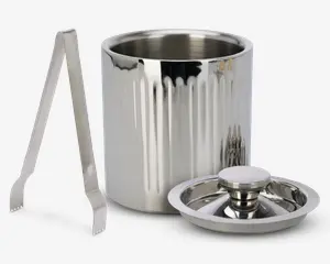 En blankpoleret beholder i rustfrit stål med dobbeltvægget isolering og lodrette striber på ydersiden. Sættet inkluderer et matchende låg med et rundt, letgreb håndtag samt en tang i metal med takkede ender for sikkert greb. Indersiden er glat og sømløs, velegnet til opbevaring af is eller andre kolde varer.