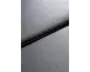 Nærbillede af en mørkegrå overflade med en subtil kornet struktur, hvor to paneler mødes ved en synlig samling. Materialet ligner syntetisk læder eller lignende, med en mat finish og ensartet, fin tekstur.