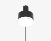 En moderne pendellampe med en mat sort cylindrisk metalskærm. Lampen har et glat, minimalistisk design med rene linjer og en bred, nedadrettet åbning, der udsender et klart og jævnt lys. Toppen af skærmen har en kort, afrundet udvidelse, hvor ledningen er fastgjort, hvilket giver lampen et moderne udtryk.
