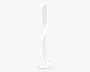 Slank, moderne lampe med et snoet, spiralformet design. Lampen er hvid med en mat overflade og står på en rund, flad fod. Det minimalistiske udtryk passer til nutidige indretninger, og den snoede form giver et dekorativt præg, samtidig med at lyset fordeles jævnt.
