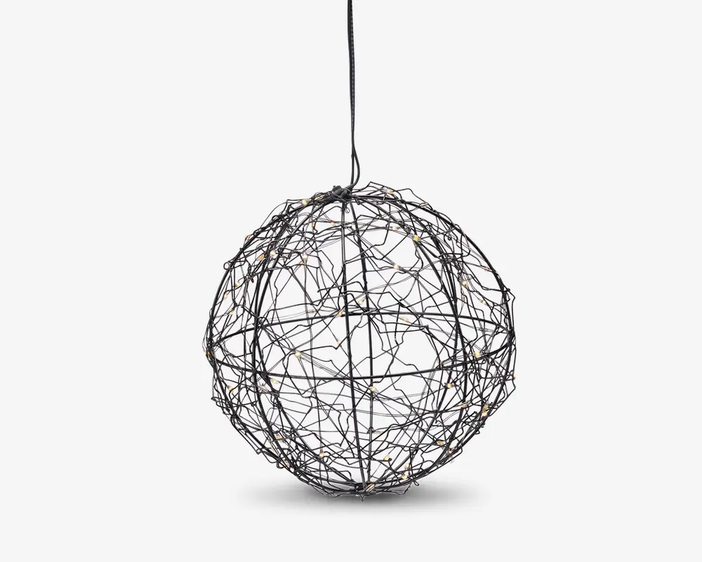 En kugleformet pendellampe med et åbent, geometrisk trådramme-design lavet af sammenflettede metaltråde. Små LED-pærer er placeret rundt omkring i strukturen og skaber en glitrende effekt. Lampen hænger fra en enkelt ledning, og det samlede udtryk er moderne og kunstnerisk, velegnet til nutidige indretninger.
