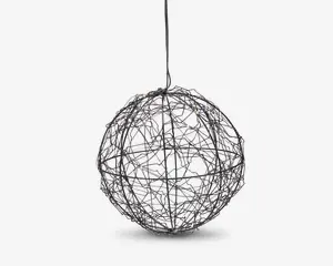 En kugleformet pendellampe med et åbent, geometrisk trådramme-design lavet af sammenflettede metaltråde. Små LED-pærer er placeret rundt omkring i strukturen og skaber en glitrende effekt. Lampen hænger fra en enkelt ledning, og det samlede udtryk er moderne og kunstnerisk, velegnet til nutidige indretninger.