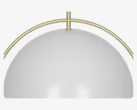 En kuppelformet pendellampe med en glat, mat hvid overflade. Lampen har en elegant, buet messingstang, der går over toppen og giver et moderne og stilfuldt udtryk. Designet er minimalistisk med rene linjer og en diskret metallisk detalje.
