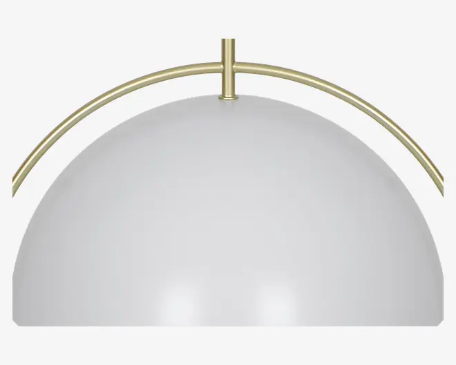 En kuppelformet pendellampe med en glat, mat hvid overflade. Lampen har en elegant, buet messingstang, der går over toppen og giver et moderne og stilfuldt udtryk. Designet er minimalistisk med rene linjer og en diskret metallisk detalje.