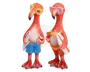 To fantasifulde flamingofigurer klædt i strandtøj. Den ene flamingo har gule svømmebriller, blå badebukser med lyserøde søstjerner og holder et surfbræt samt en sodavandsdåse. Den anden flamingo har lyserøde svømmebriller, en gul bikini og holder et surfbræt samt en orange kop. Begge har teksturerede fjer og overdrevne træk, hvilket giver dem et sjovt og tegneserieagtigt udseende.