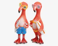 To fantasifulde flamingofigurer klædt i strandtøj. Den ene flamingo har gule svømmebriller, blå badebukser med lyserøde søstjerner og holder et surfbræt samt en sodavandsdåse. Den anden flamingo har lyserøde svømmebriller, en gul bikini og holder et surfbræt samt en orange kop. Begge har teksturerede fjer og overdrevne træk, hvilket giver dem et sjovt og tegneserieagtigt udseende.
