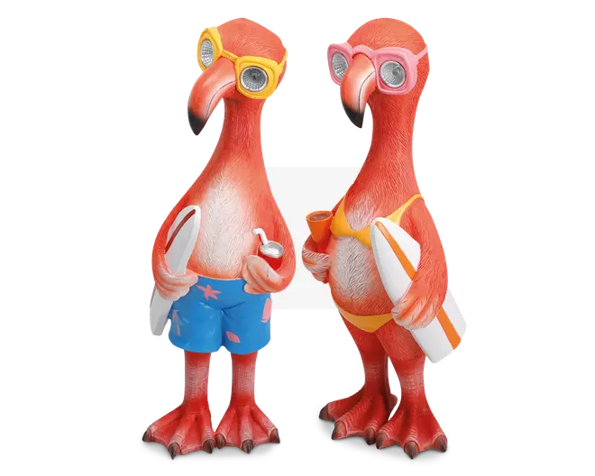 To fantasifulde flamingofigurer klædt i strandtøj. Den ene flamingo har gule svømmebriller, blå badebukser med lyserøde søstjerner og holder et surfbræt samt en sodavandsdåse. Den anden flamingo har lyserøde svømmebriller, en gul bikini og holder et surfbræt samt en orange kop. Begge har teksturerede fjer og overdrevne træk, hvilket giver dem et sjovt og tegneserieagtigt udseende.