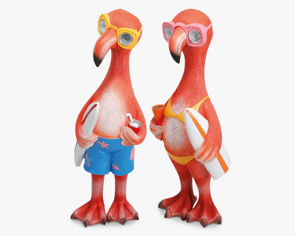 To fantasifulde flamingofigurer klædt i strandtøj. Den ene flamingo har gule svømmebriller, blå badebukser med lyserøde søstjerner og holder et surfbræt samt en sodavandsdåse. Den anden flamingo har lyserøde svømmebriller, en gul bikini og holder et surfbræt samt en orange kop. Begge har teksturerede fjer og overdrevne træk, hvilket giver dem et sjovt og tegneserieagtigt udseende.