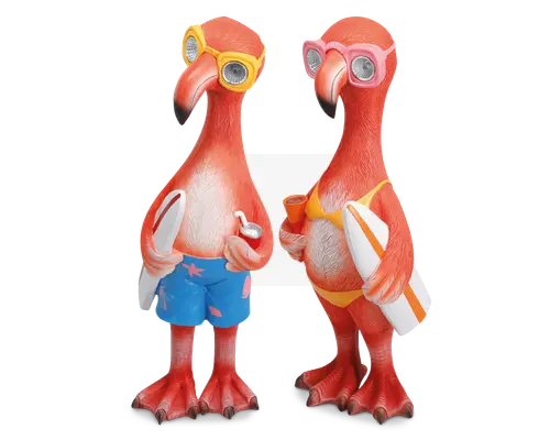To fantasifulde flamingofigurer klædt i strandtøj. Den ene flamingo har gule svømmebriller, blå badebukser med lyserøde søstjerner og holder et surfbræt samt en sodavandsdåse. Den anden flamingo har lyserøde svømmebriller, en gul bikini og holder et surfbræt samt en orange kop. Begge har teksturerede fjer og overdrevne træk, hvilket giver dem et sjovt og tegneserieagtigt udseende.