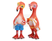 To fantasifulde flamingofigurer klædt i strandtøj. Den ene flamingo har gule svømmebriller, blå badebukser med lyserøde søstjerner og holder et surfbræt samt en sodavandsdåse. Den anden flamingo har lyserøde svømmebriller, en gul bikini og holder et surfbræt samt en orange kop. Begge har teksturerede fjer og overdrevne træk, hvilket giver dem et sjovt og tegneserieagtigt udseende.