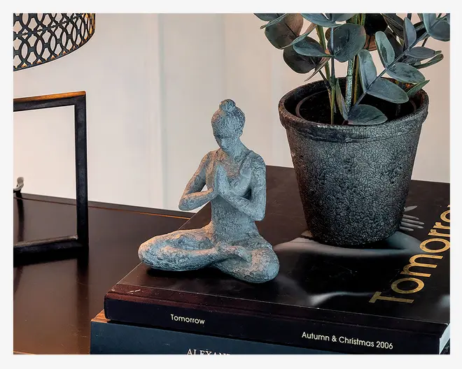 Figur yoga dame grå ass H.18 cm 