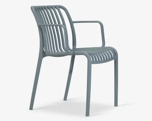 Moderne stol med et minimalistisk design i lysegrå plast. Stolen har lameller i både ryg og sæde, hvilket giver god ventilation, samt armlæn for ekstra komfort. Benene er lige og let skråtstillede, og stolen kan stables for nem opbevaring.
