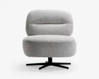 Moderne loungestol med afrundet, kraftigt polstret sæde og ryglæn betrukket med lysegråt, tekstureret stof. Stolen har en diskret vandret syning på ryglænet for ekstra detalje og står på en sort, firebenet metal-drejesokkel.