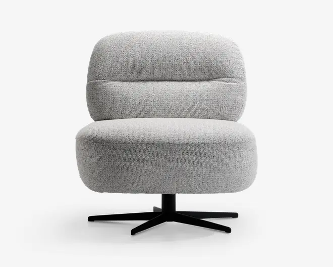 Moderne loungestol med afrundet, kraftigt polstret sæde og ryglæn betrukket med lysegråt, tekstureret stof. Stolen har en diskret vandret syning på ryglænet for ekstra detalje og står på en sort, firebenet metal-drejesokkel.