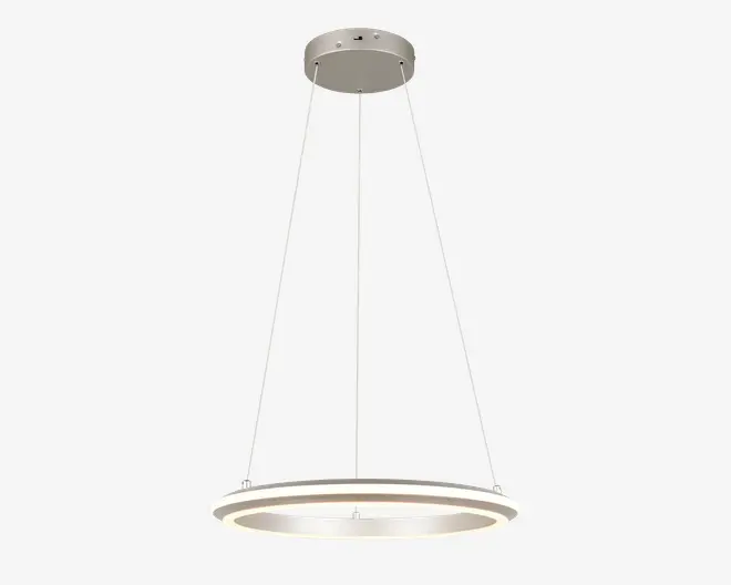 Moderne loftlampe med en cirkulær LED-ring, der er ophængt i tre slanke metalstænger fra en rund loftsroset. Lampen har en elegant, børstet metalfinish og et minimalistisk design, som giver jævn og diffus belysning. Velegnet til moderne indretning.