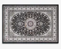 Rektangulært tæppe med et indviklet centralt medaljonmønster og blomster- samt vinrankemotiver. Hovedfeltet er sort og dekoreret med detaljerede mønstre i beige, blå, rød og gyldne nuancer. Den brede kant har gentagne blomsterdetaljer og flere accentstriber i matchende farver. Tæppet har et traditionelt og elegant udseende med fine detaljer overalt.