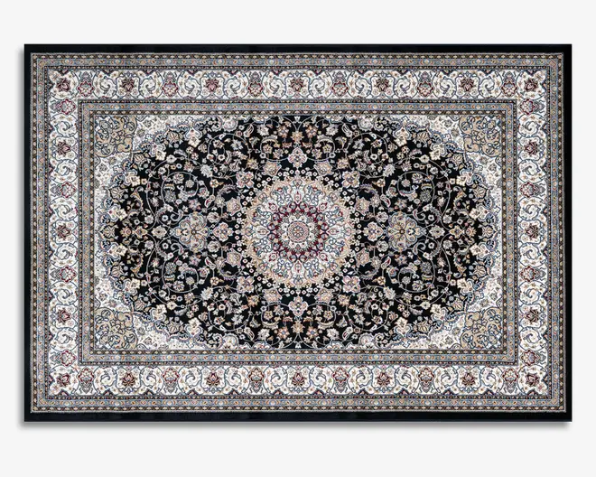 Rektangulært tæppe med et indviklet centralt medaljonmønster og blomster- samt vinrankemotiver. Hovedfeltet er sort og dekoreret med detaljerede mønstre i beige, blå, rød og gyldne nuancer. Den brede kant har gentagne blomsterdetaljer og flere accentstriber i matchende farver. Tæppet har et traditionelt og elegant udseende med fine detaljer overalt.